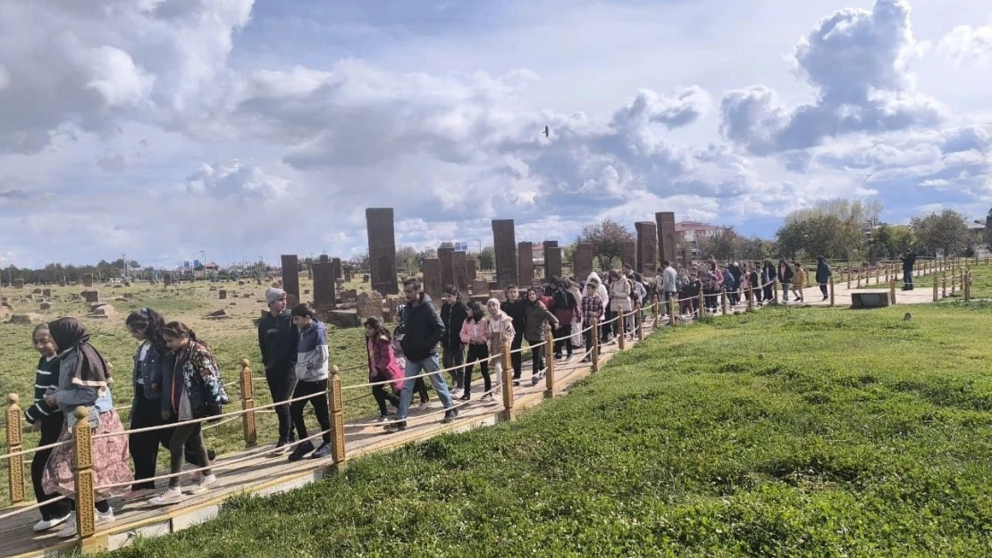 Bulanıklı öğrenciler Ahlat'ı gezdi