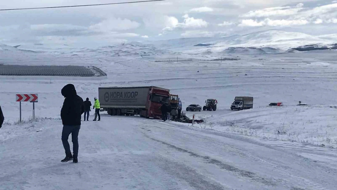 Buzlanma yüzünden kayan tır yolu trafiğe kapattı