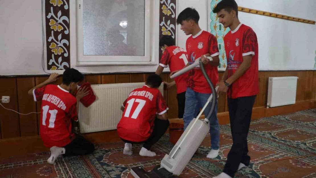 Cami temizleyen Özdil, Sivaslı genç futbolculara örnek oldu