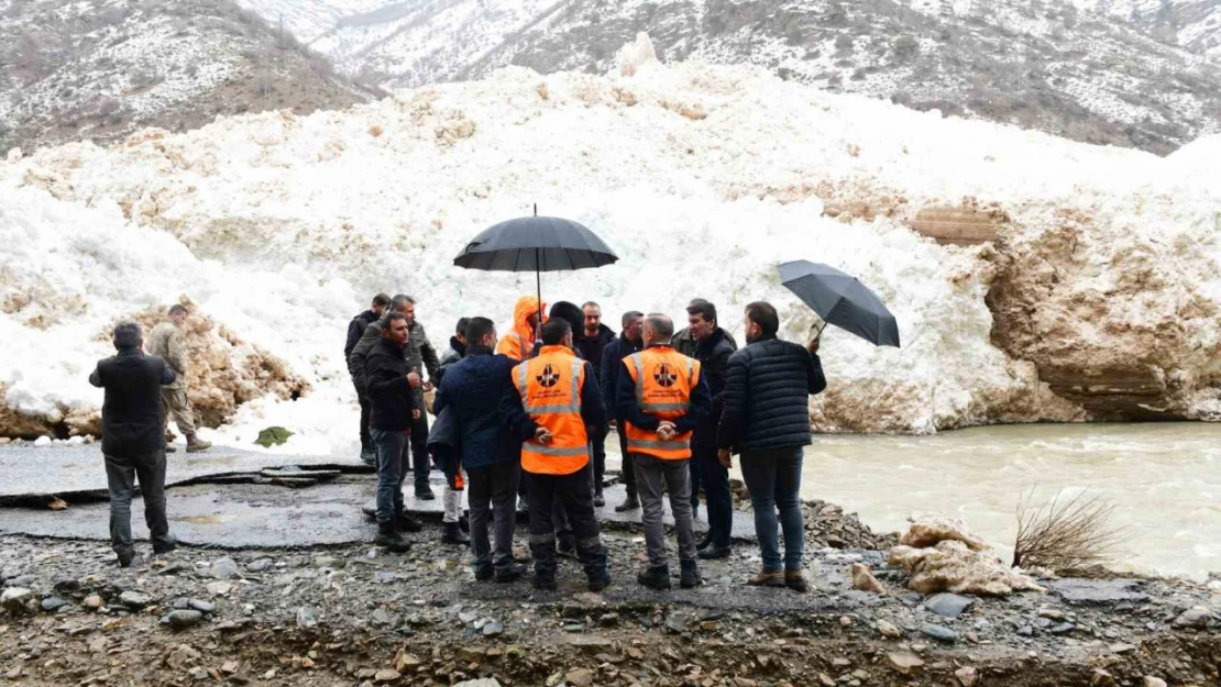 Çatak'ta çığ temizleme çalışmaları devam ediyor