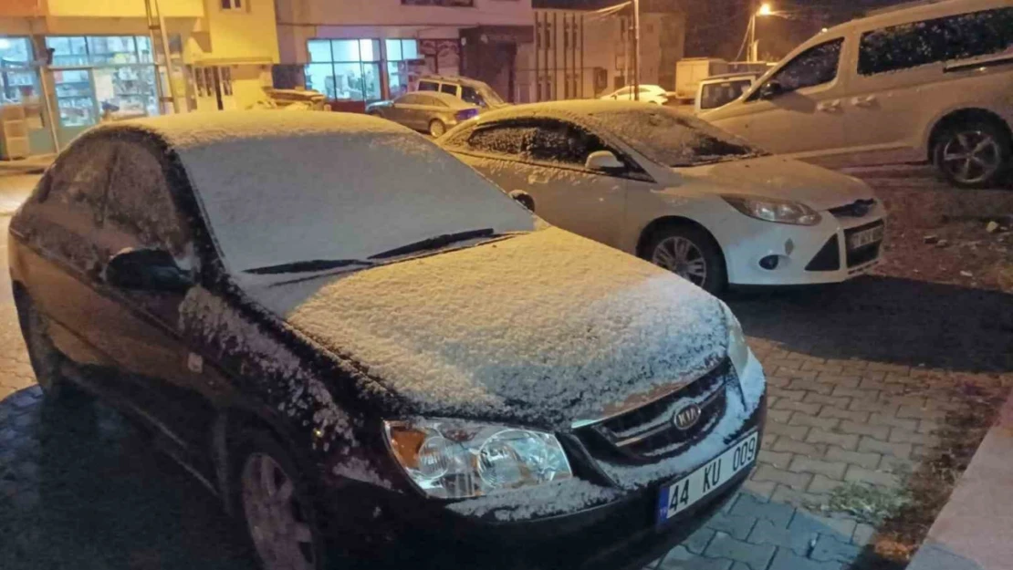 Çelikhan'da mevsimin ilk kar yağışı başladı