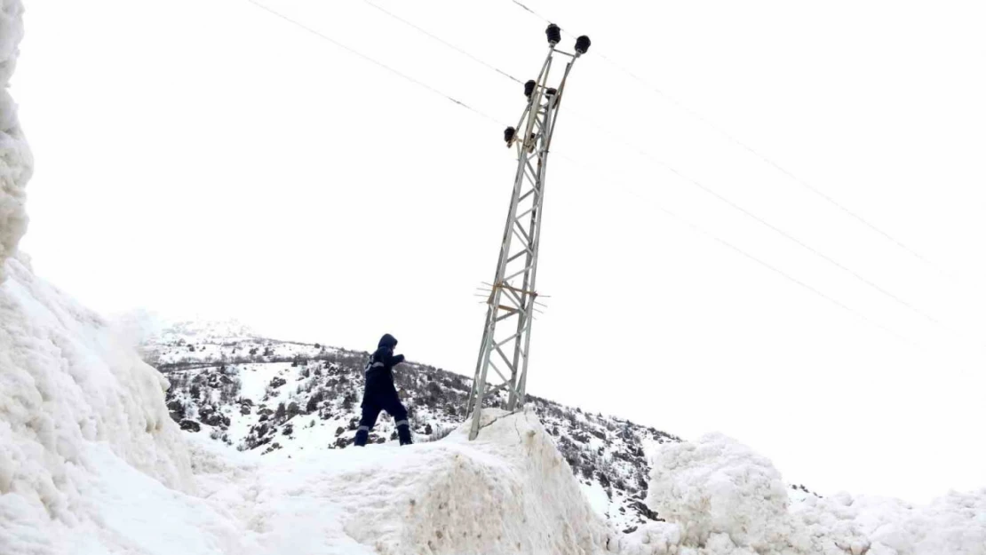 Çığ ve sulu kar elektrik direklerine zarar verdi: Ekiplerin zorlu mesaisi Ramazan'da da sürüyor