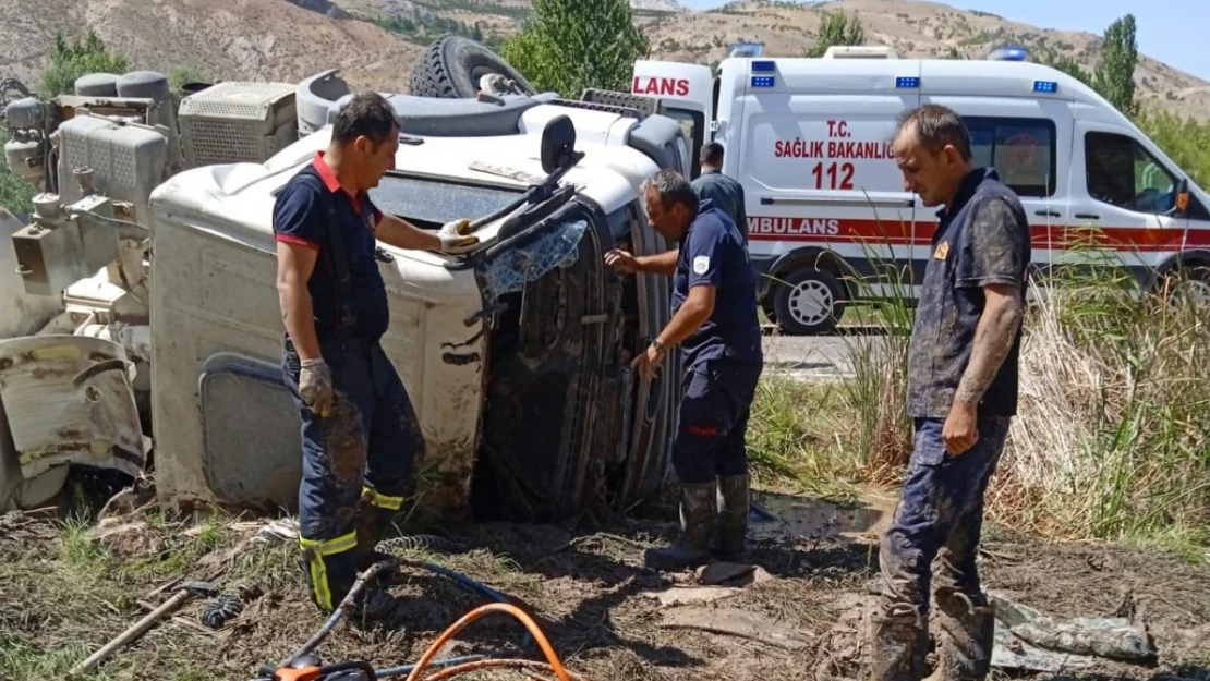 Çimento mikseri devrildi: 2 yaralı