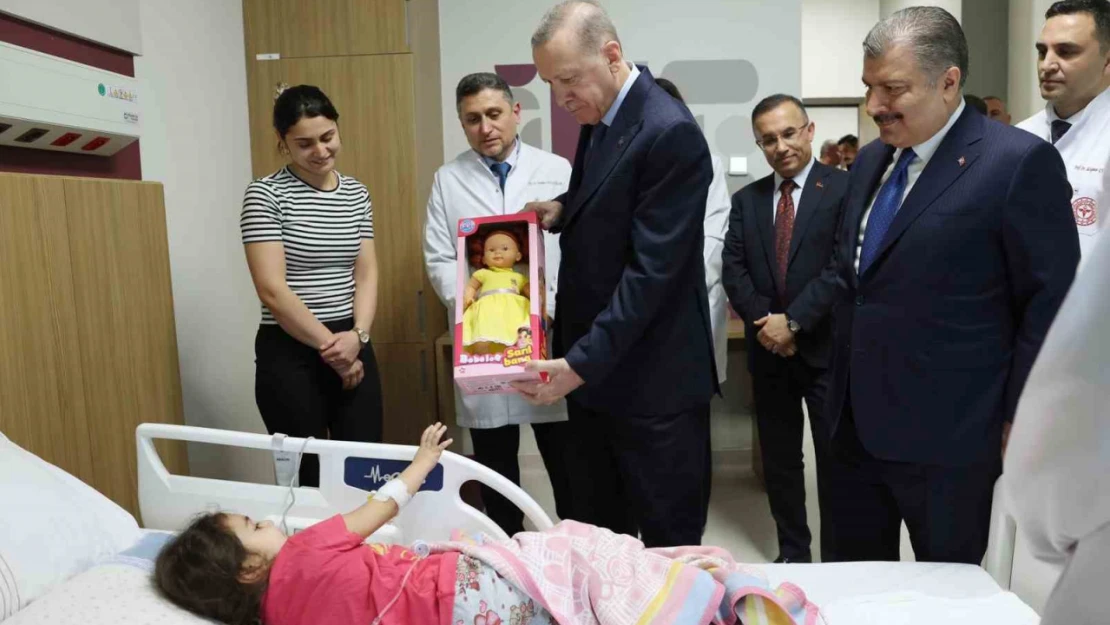 Cumhurbaşkanı Erdoğan açılışını yaptığı hastanede tedavi gören çocukları ziyaret etti