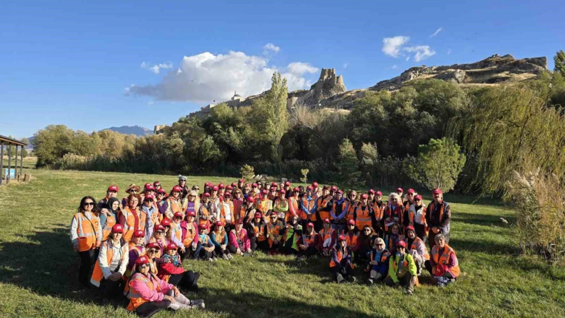 Cumhuriyet'in 101. yılını kutlamak için yola çıkan 101 kadın, Van'ın tarihi turistik yerlerini gezdi