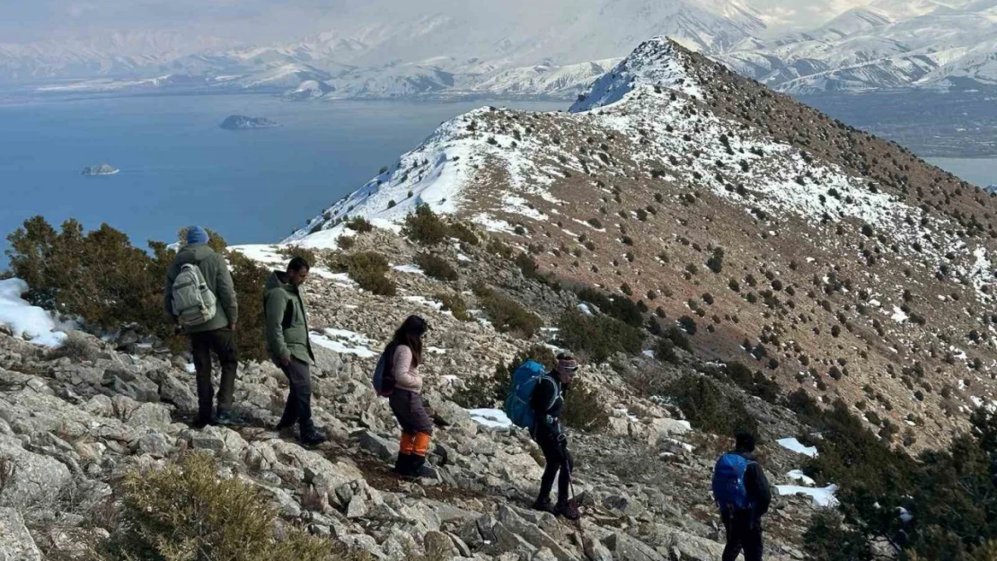 Dağcılar, Van Gölü'nün eşsiz koylarını gezdi