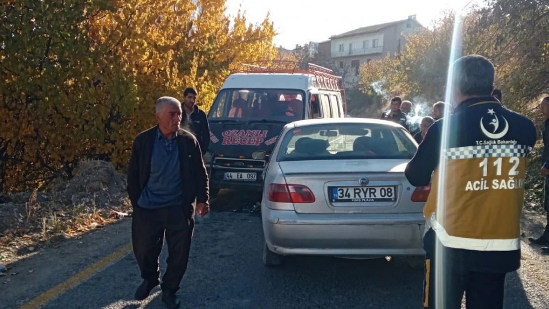 Darende'de minibüs ile otomobilin karıştığı kazada 2 kişi yaralandı