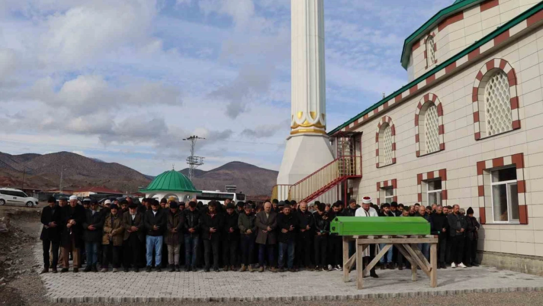 Darıca'da öldürülen genç kadın memleketi Erzurum'da toprağa verildi