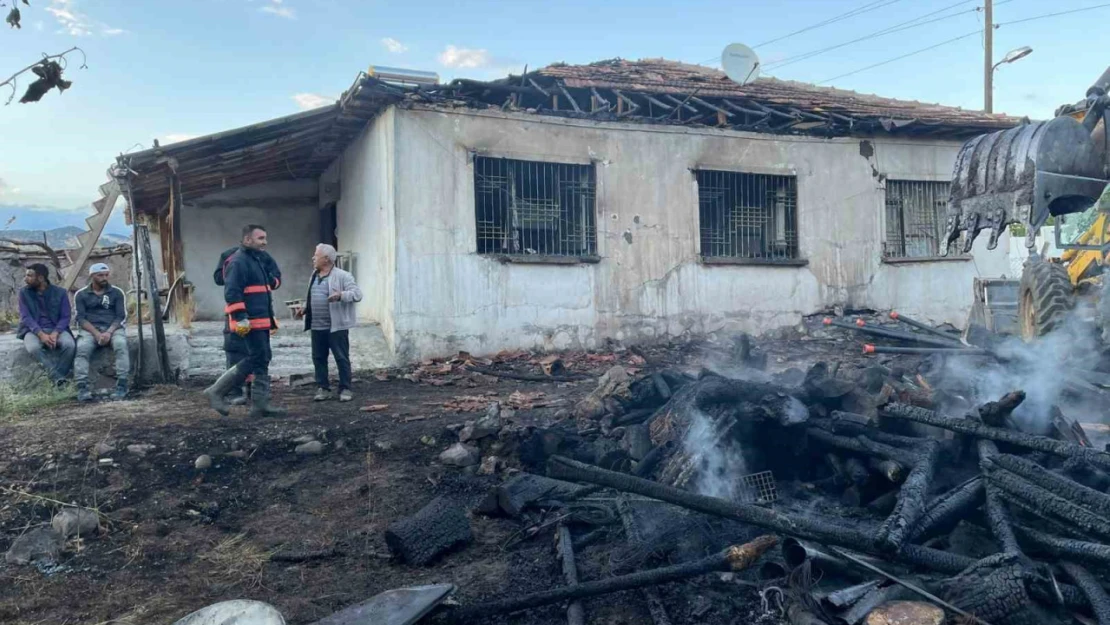 Depoda çıkan yangında tonlarca odun yandı