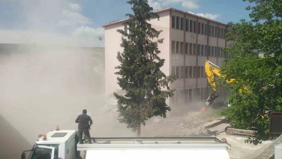 Depremde ağır hasar alan 56 yıllık kaymakamlık binası birkaç darbeyle yıkıldı