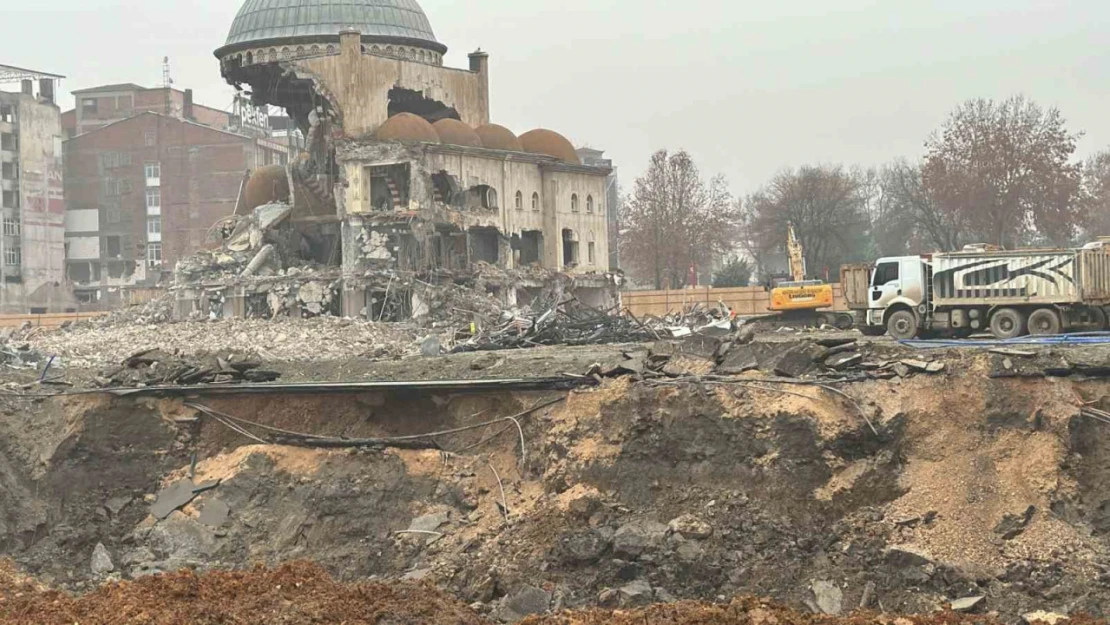 Depremde hasar alan Söğütlü Camii'nin kubbesi böyle yıkıldı