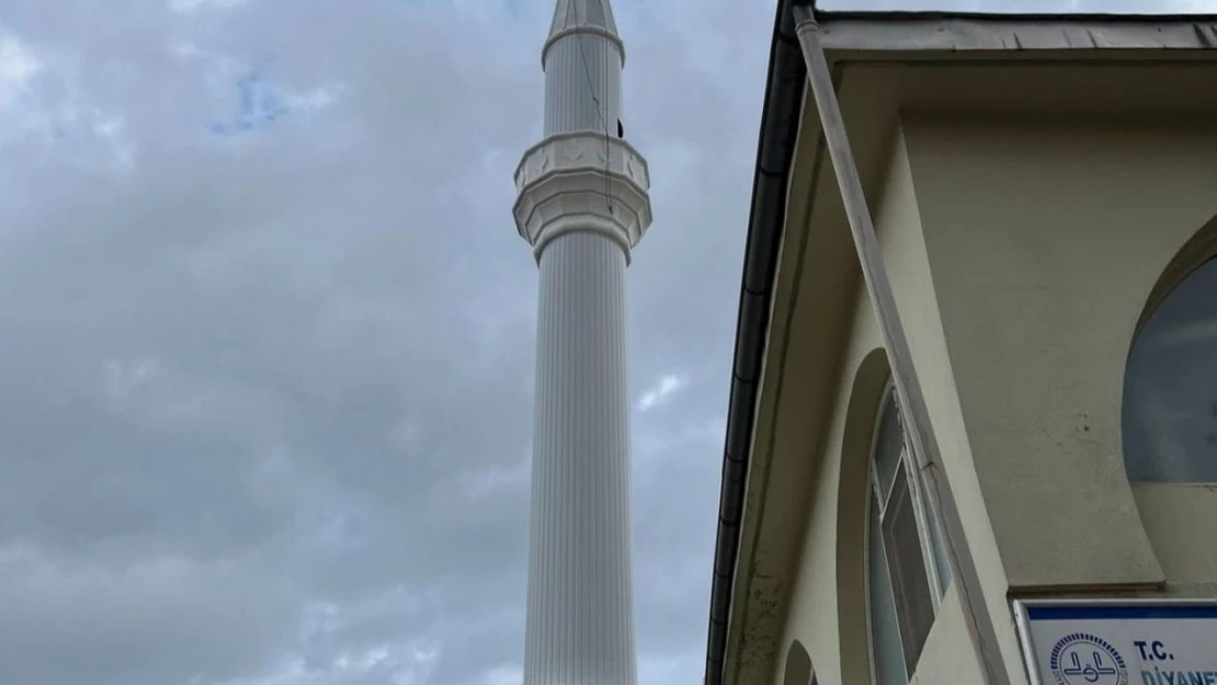 Depremde yıkılan cami minareleri yeniden inşa edildi