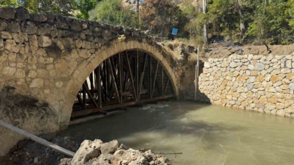 Depremin tahrip ettiği 300 yıllık tarihi köprü ayağa kaldırılıyor