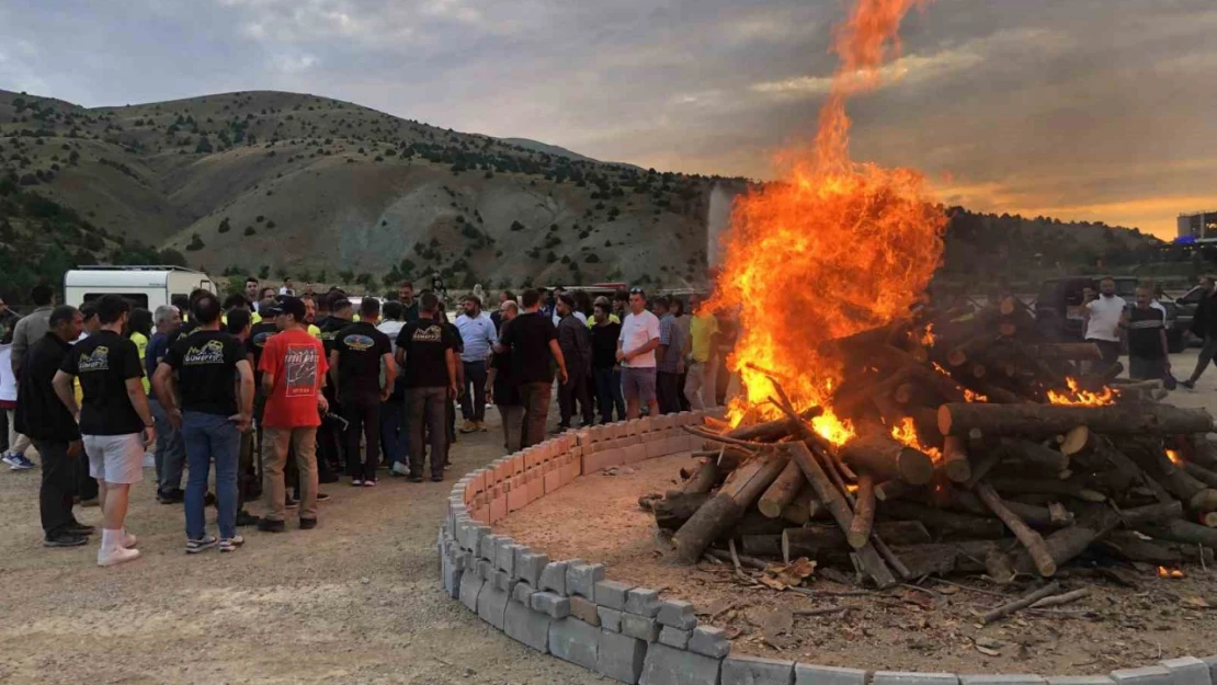 Dev kamp ateşi yakıldı, vali yanma tehlikesi atlattı