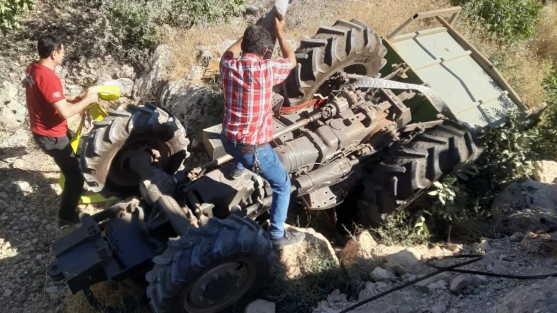 Devrilen traktörün sürücüsü ağır yaralandı