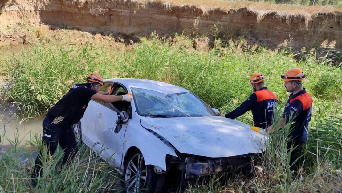 Direksiyon hakimiyetini kaybedip dereye uçtu: 1 ölü