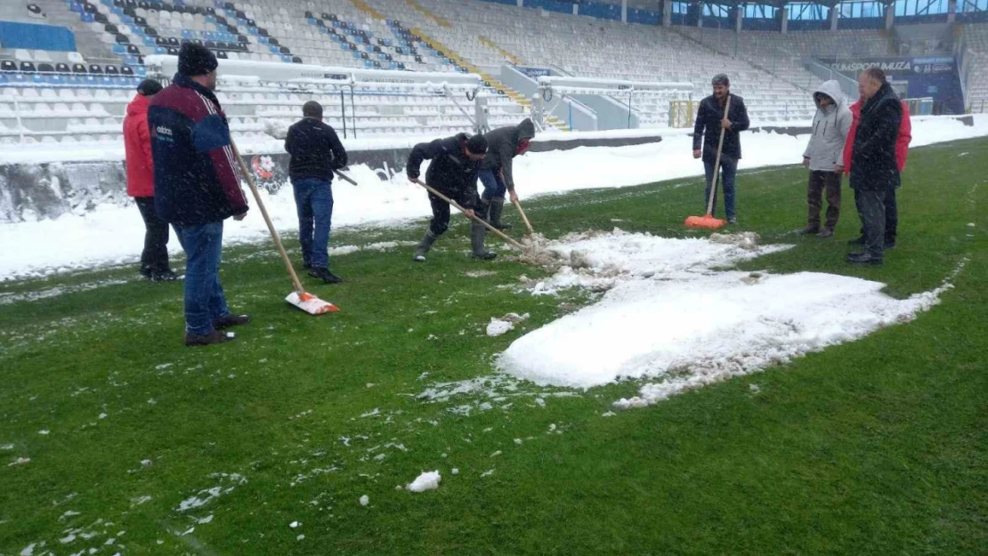 Dışarısı bembeyaz kar, içerisi yemyeşil bir saha