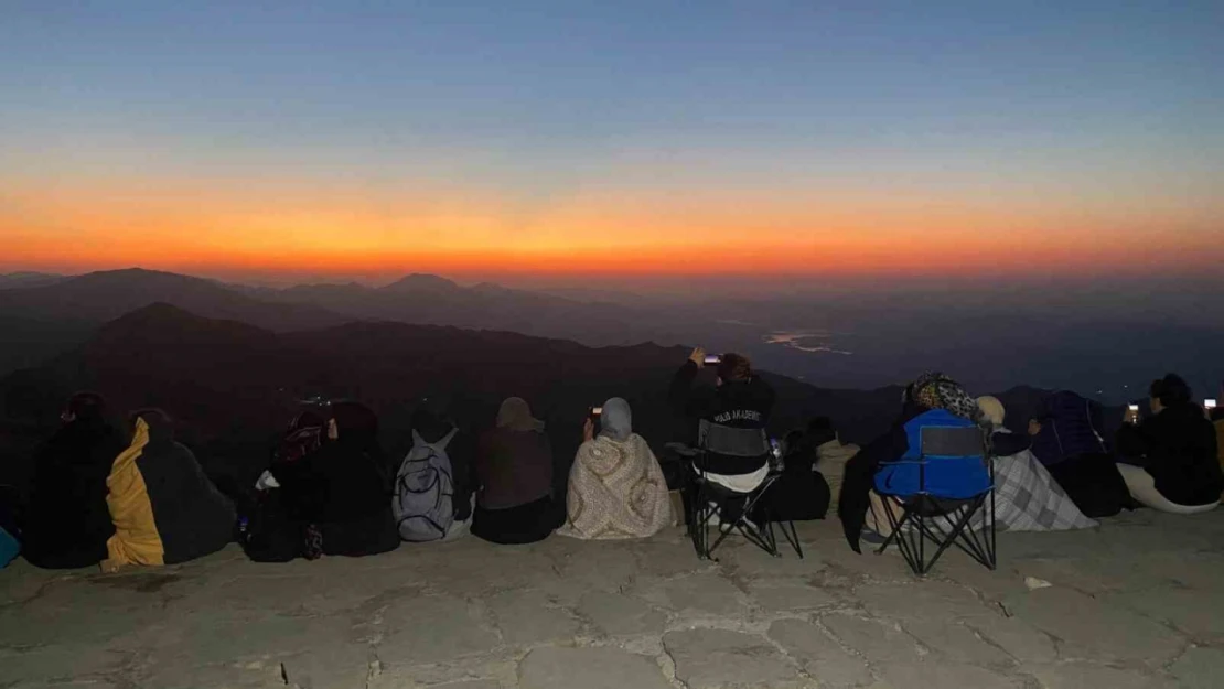 Doğu-Batı Dostluk ve İpek Yolu Rallisi Nemrut'un zirvesinde