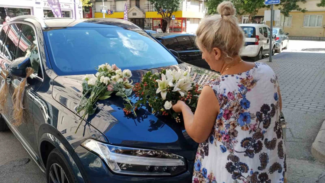 Düğün sezonuyla birlikte çiçekçilerde 'gelin arabası' yoğunluğu başladı