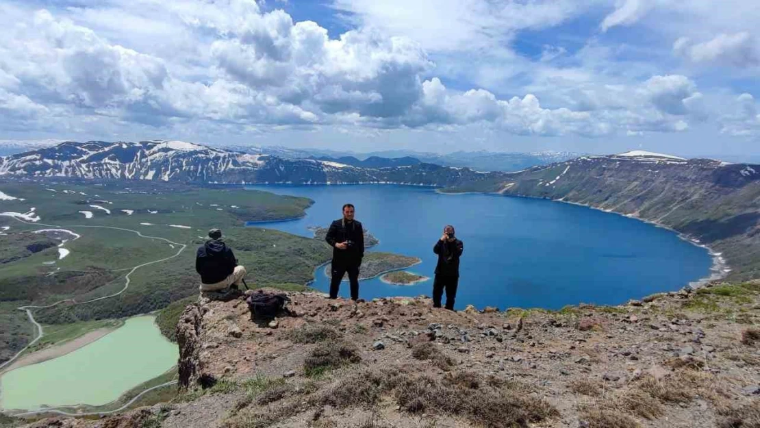 Dünyanın ikinci büyük krateri olan Nemrut, zirveden görüntülendi