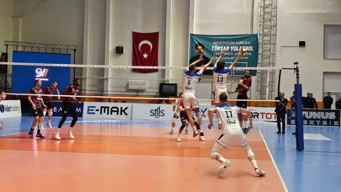 Efeler Ligi: TÜRŞAD: 0 - Halkbank: 3