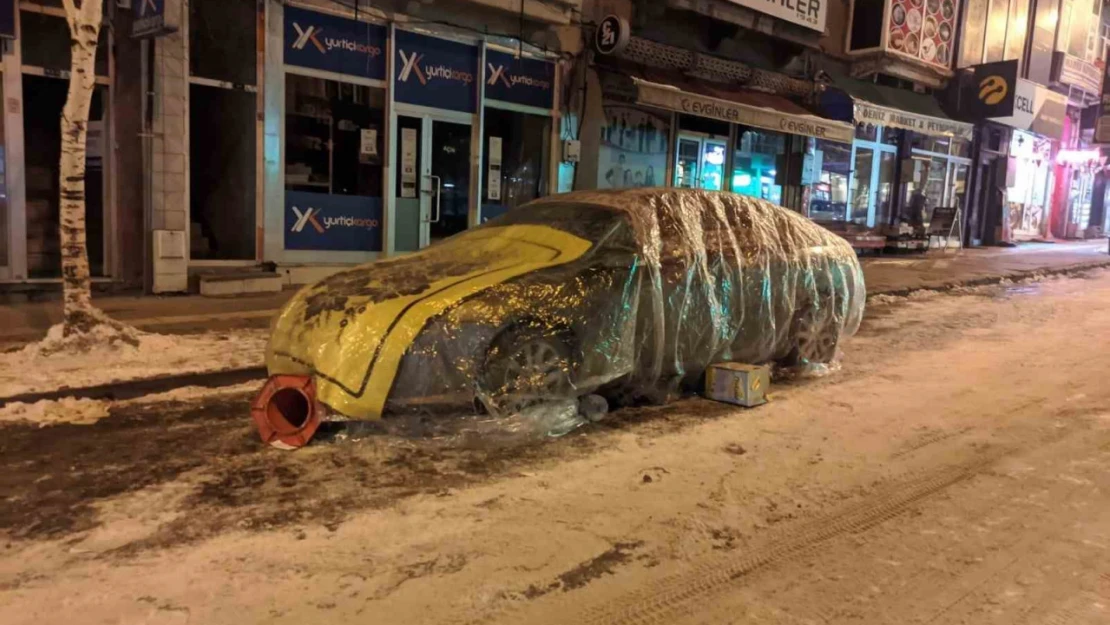 Eksi 9 derecede araçlar soğuktan battaniye ile korunuyor