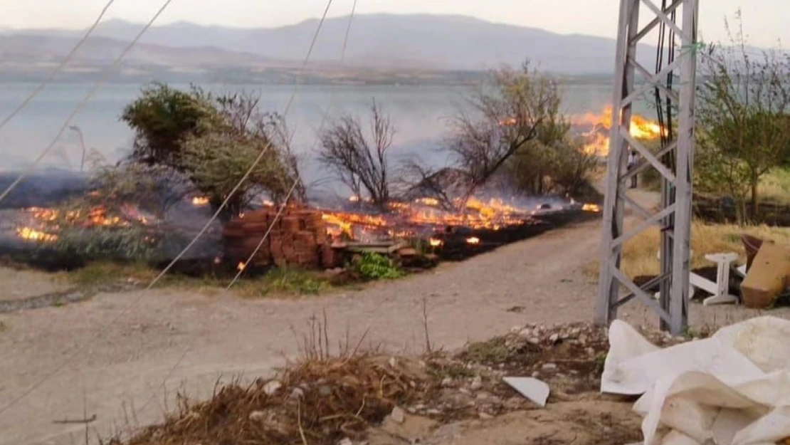 Elazığ'da otluk alanda yangın