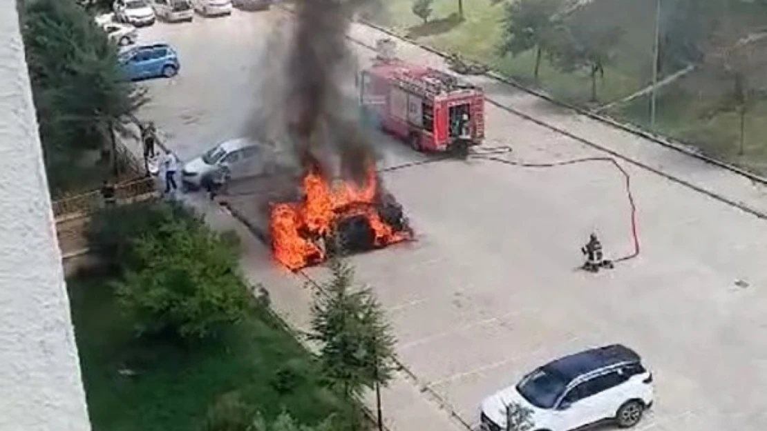 Elazığ'da otomobil alev alev yandı