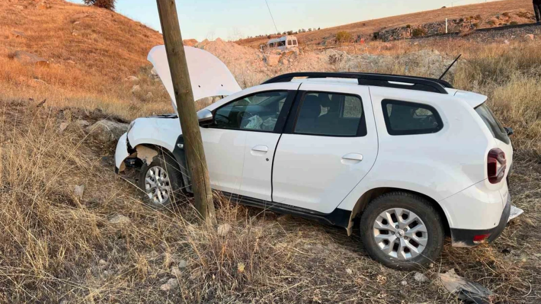 Elazığ'da otomobil şarampole yuvarlandı: 3 yaralı