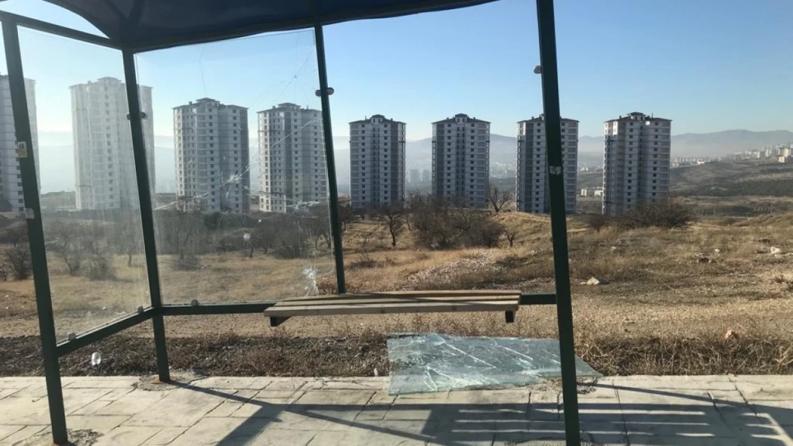 Elazığ'da şehir magandaları durak camlarını kırdı