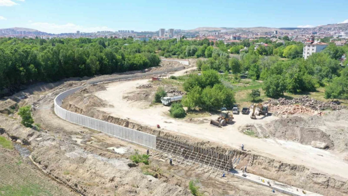 Elazığ'da taşkın koruma inşaat çalışmaları sürüyor