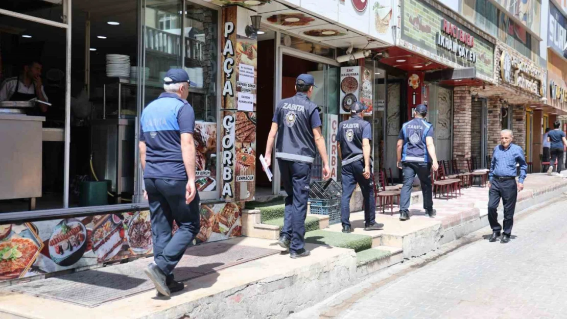 Elazığ'da zabıta ekiplerinden sıkı denetim: Kaldırımlar işgal edilmeyecek