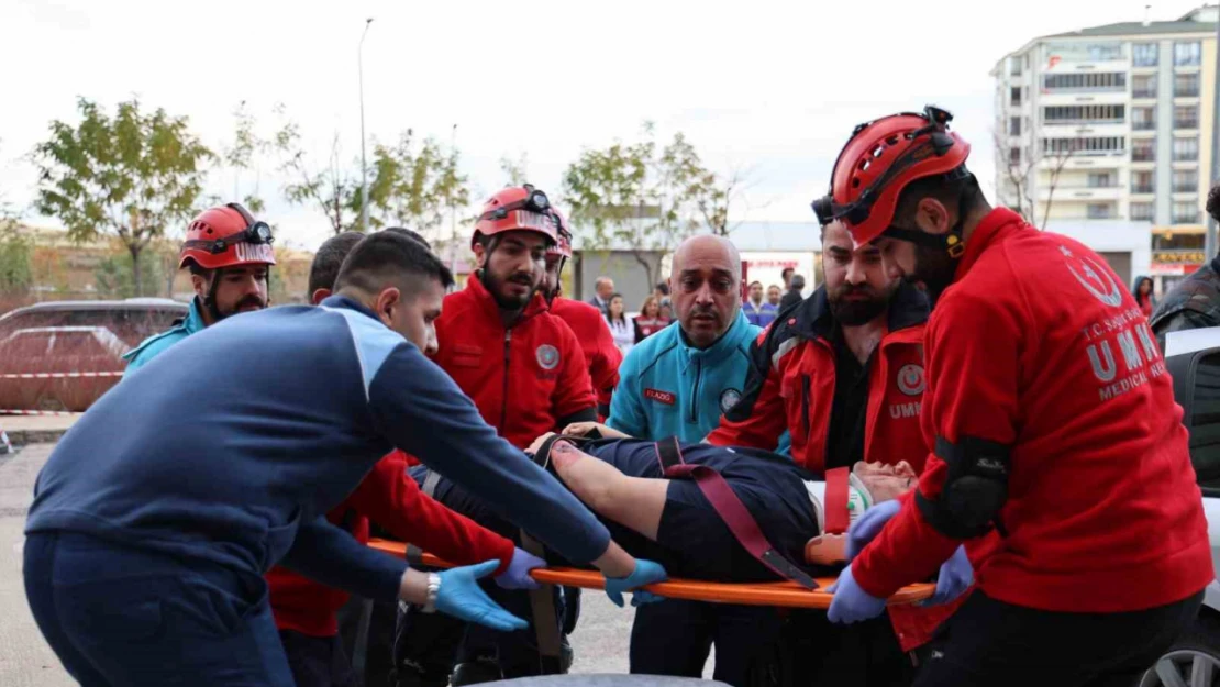 Elazığ Fethi Sekin Şehir Hastanesindeki deprem tatbikatı gerçeği aratmadı