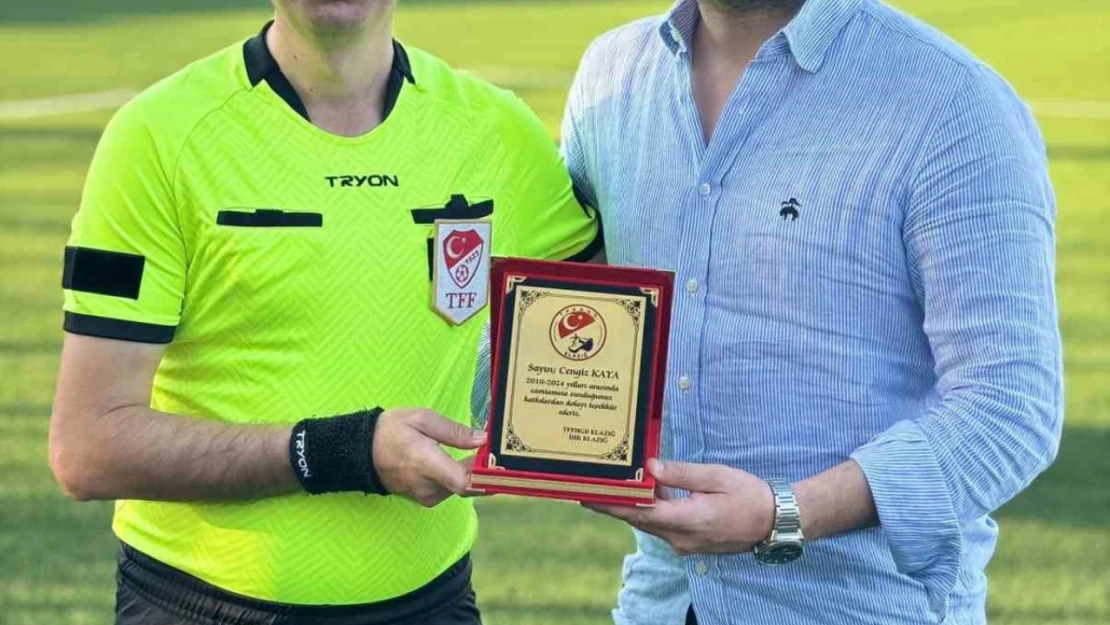 Elazığ futbolunda jübile yapan iki hakeme plaket takdimi