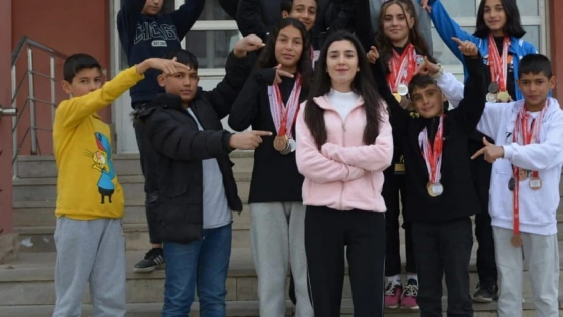 Elif öğretmen öğrencilerini spora yönlendirdi, atletizmde Türkiye şampiyonluklarına ambargo koydu