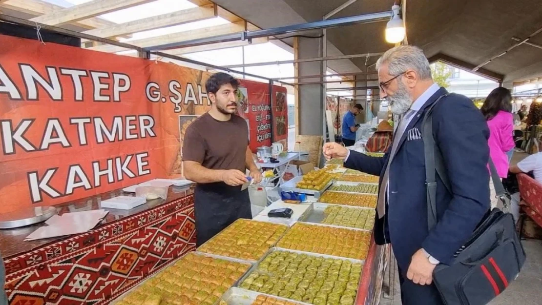 En hızlı baklava yeme yarışmasında birinci oldu: Bir tepsi baklavayı kaptı