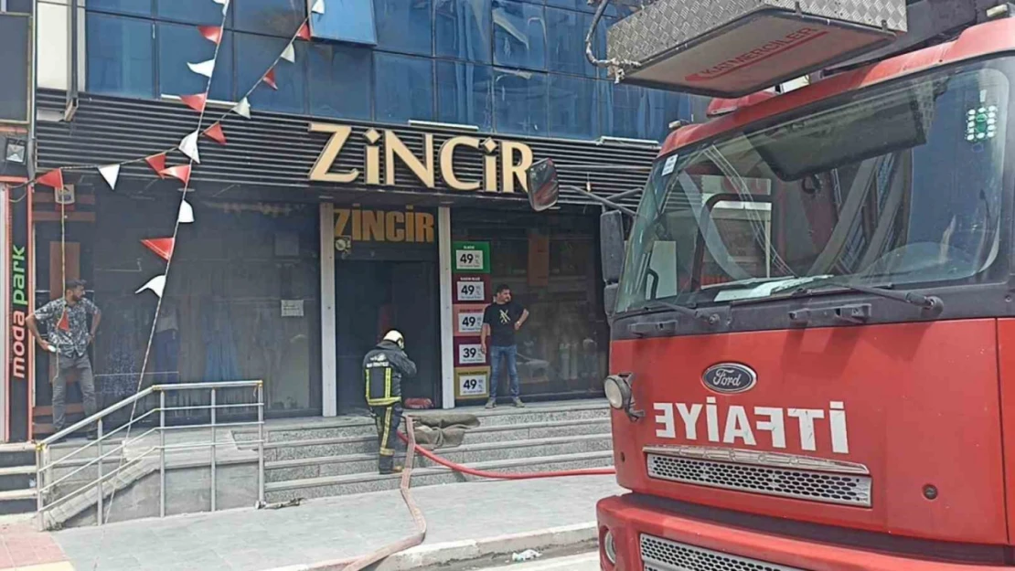 Erciş'te mağazada yangın