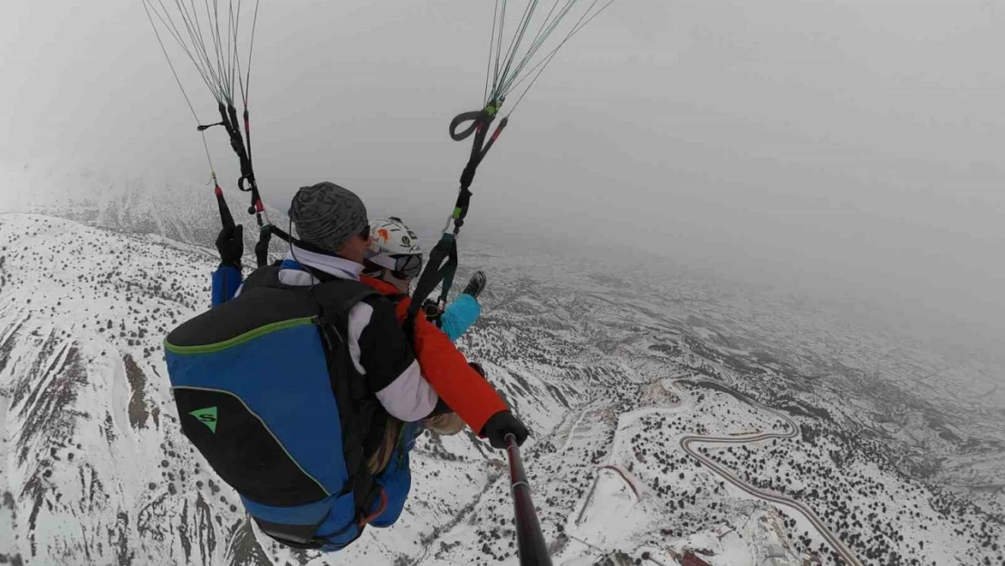 Ergan Dağı'nda adrenalin dolu 'göl manzaralı' yamaç paraşütü