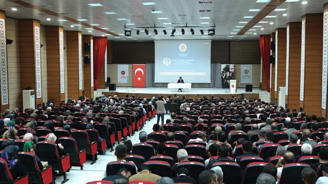 Erzincan'da 'Peygamberimiz ve Şahsiyet İnşası' konulu konferans düzenlendi