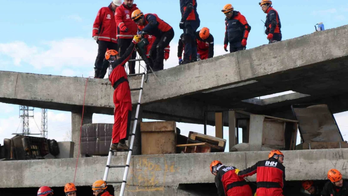 Erzincan'da Bingöl Bölge Düzeyi Deprem Tatbikatının provası yapıldı