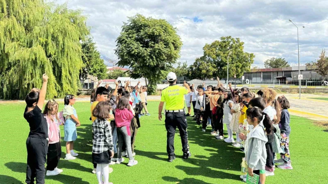 Erzincan'da çocuklara oyunlarla trafik eğitimi verildi