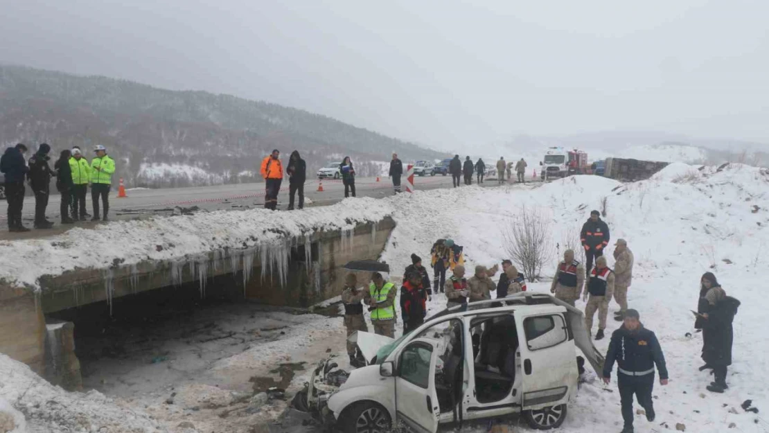 Erzincan'da Fiat marka hafif ticari araç ile midibüs çarpıştı: 1 ölü, 6'ı asker 9 yaralı