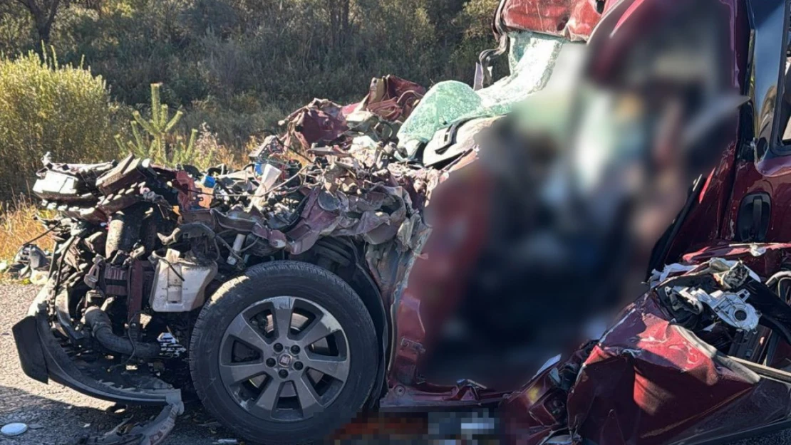 Erzincan'da Fiat marka otomobil tıra çarptı: 3 ölü, 2 ağır yaralı