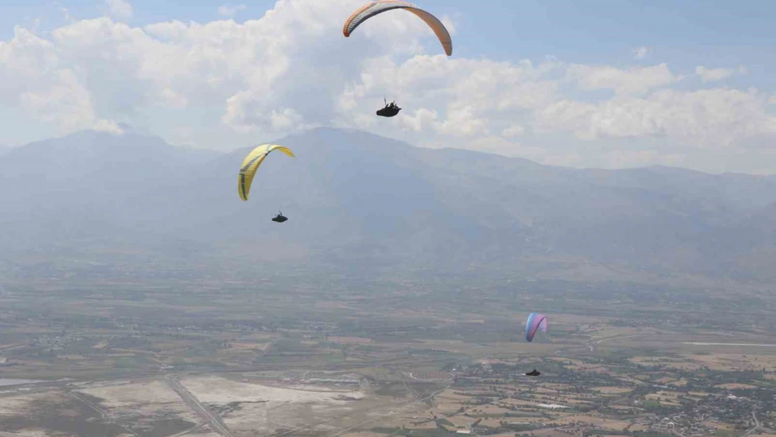 Erzincan'da gökyüzü paraşütçülerle şenlendi