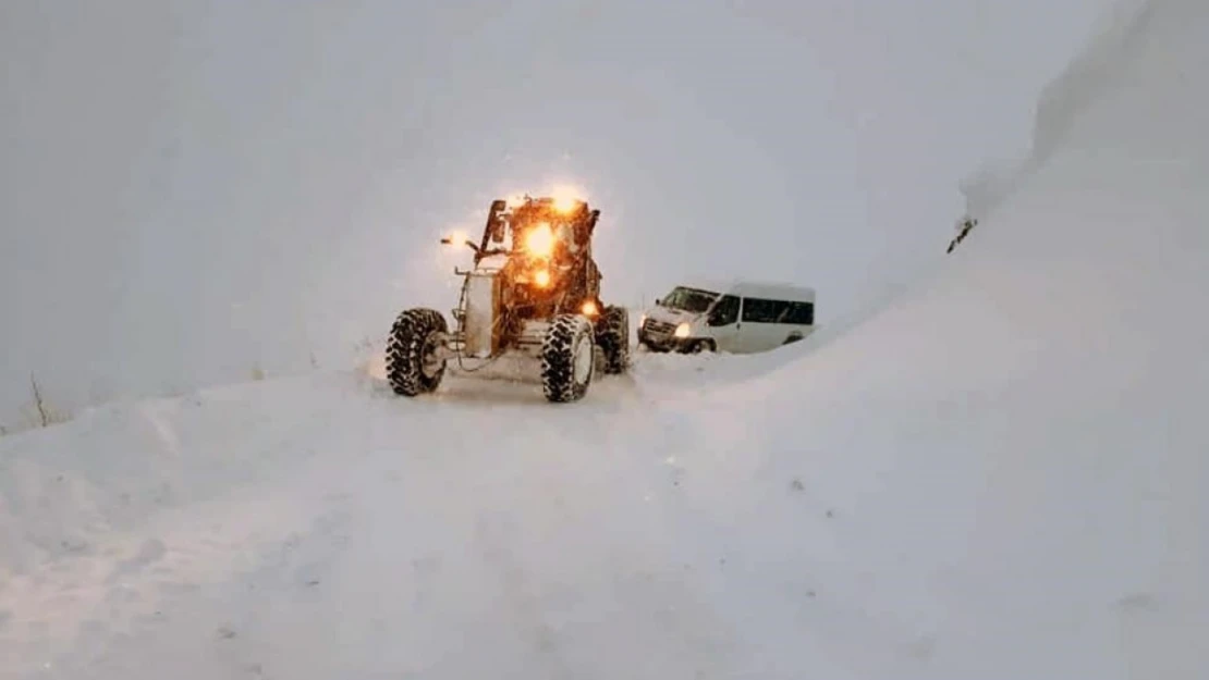 Erzincan'da kar ve tipiden 200 köy yolu ulaşıma kapandı