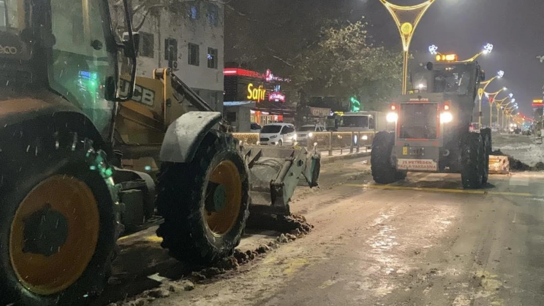 Erzincan'da karla mücadelede yoğun mesai