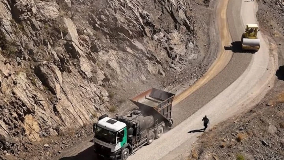 Erzincan'da kış öncesi köy yolları sıkıntısız ulaşıma hazır hale getirildi