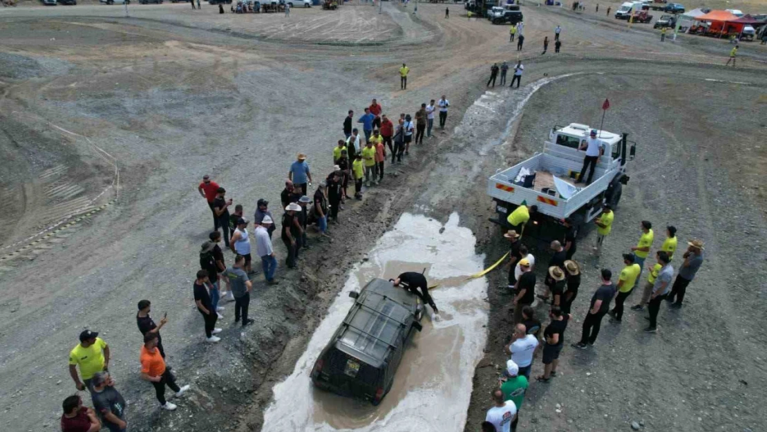 Erzincan'da off-road yarışmasında pilotlar çamura saplandı