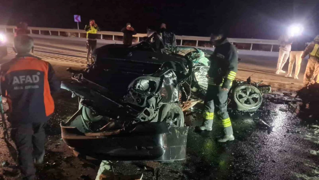 Erzincan'da otomobil ile tır çarpıştı: 3 ölü, 1 yaralı