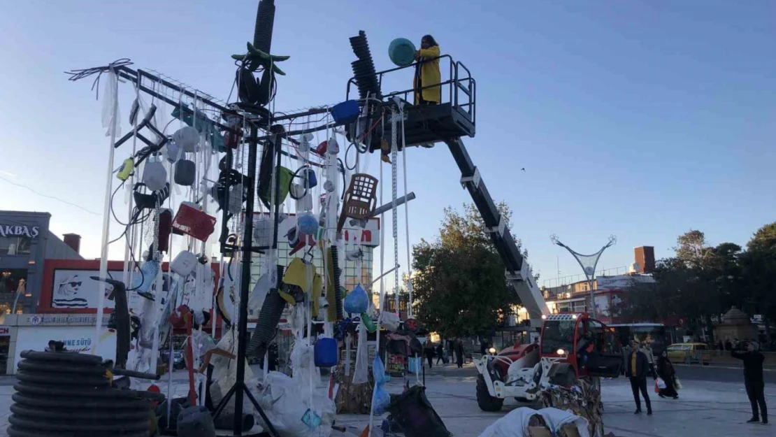 Erzincan'da profesör sıra dışı sanat performansıyla çevre kirliliğine dikkat çekti